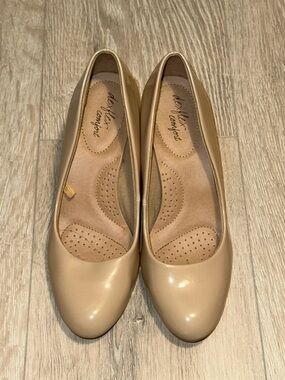 Comfort Women's Nude Round-Toe Pumps